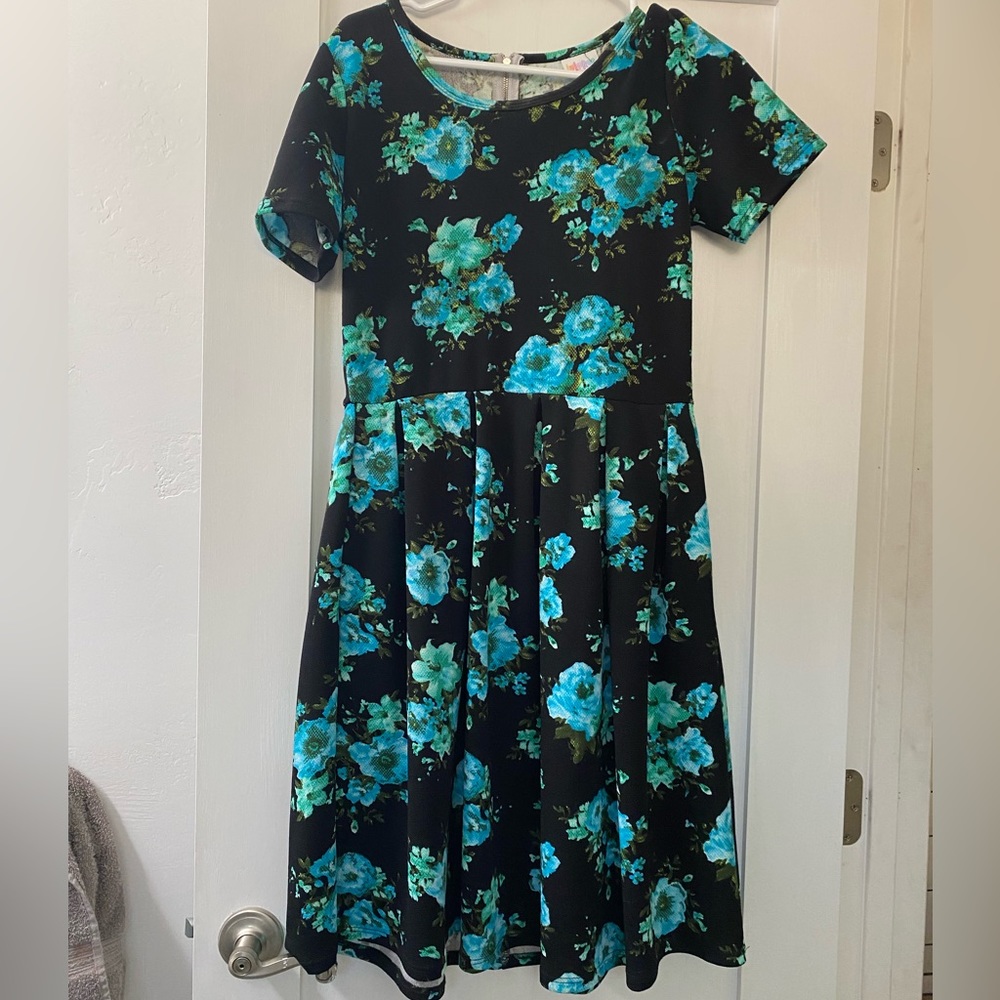 Beautiful mid-length dress!  Perfect to dress up for weddings and parties!